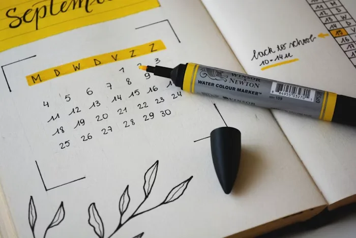 Calendário e caneta sobre a secretária