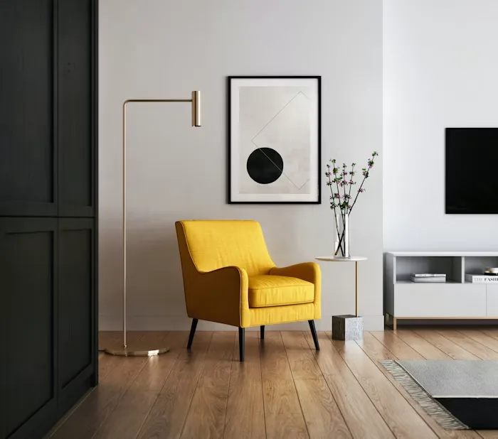 Sala de estar com cadeira amarela e candeeiro de pé