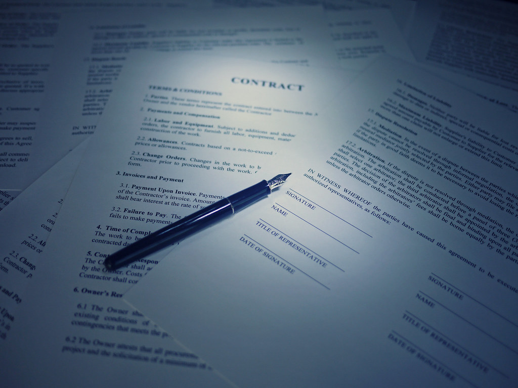 Contrato e caneta sobre documentos legais