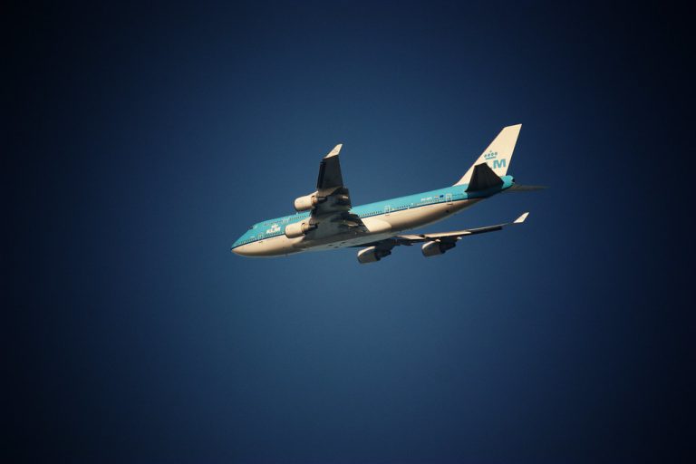 Avião a voar no céu