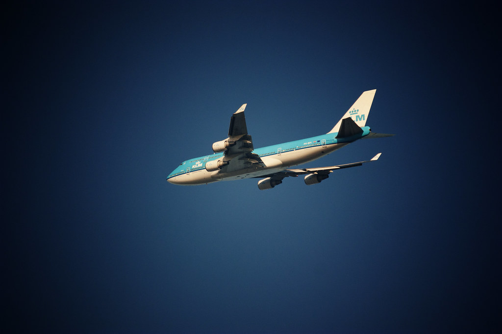Avião a voar no céu