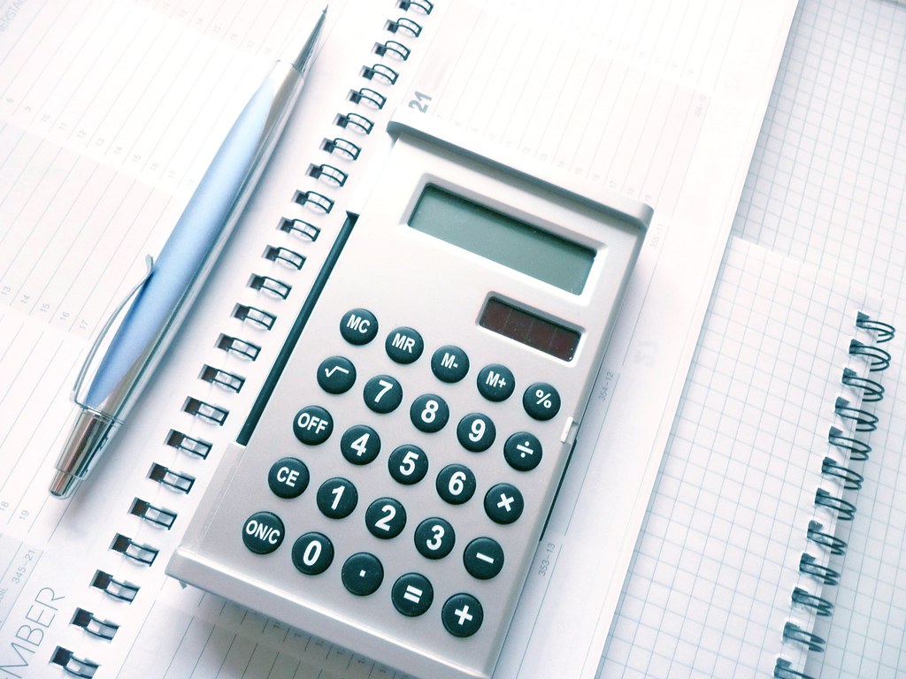 Calculadora, caneta e calendário
