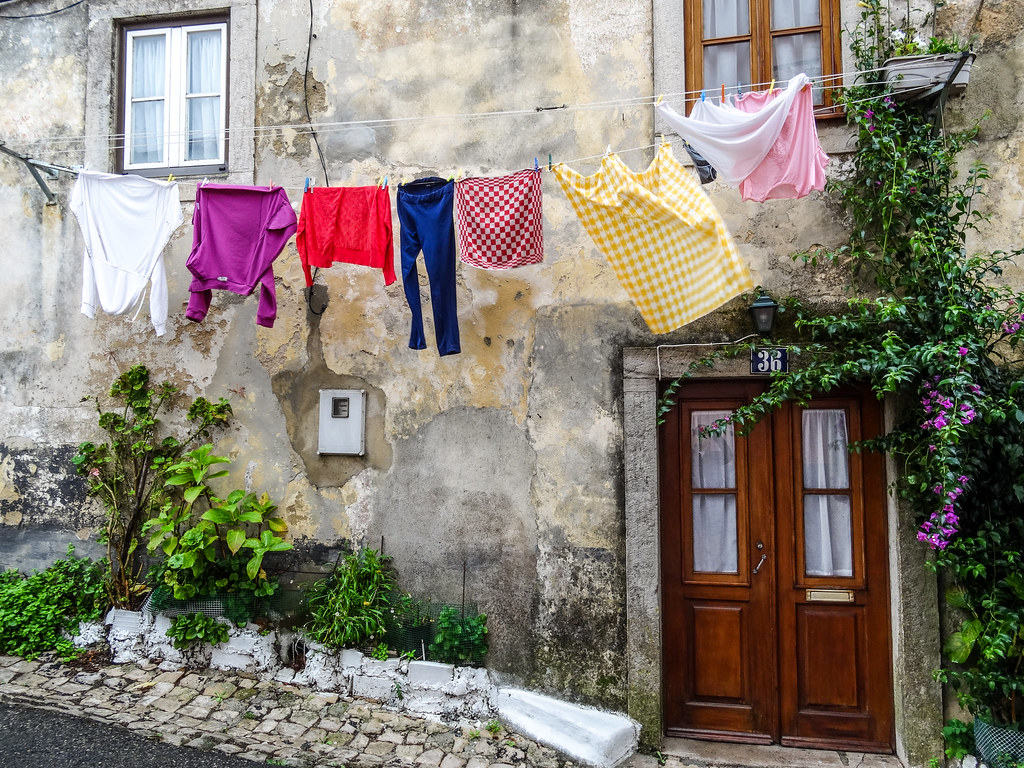 Casa tradicional em Sintra com roupa estendida