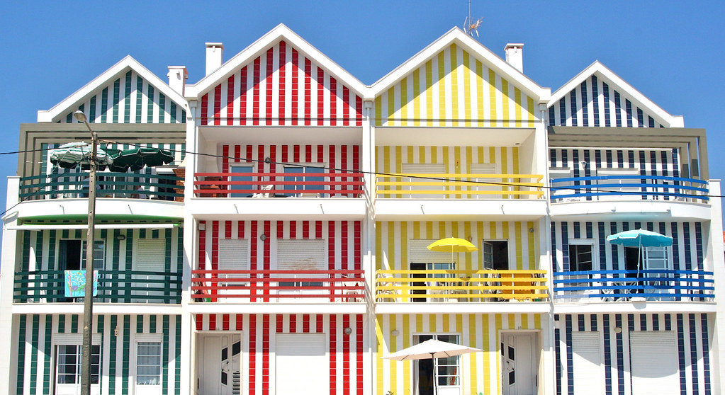 Casas às riscas coloridas da Costa Nova